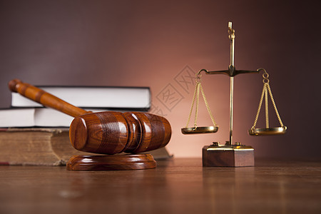 深色背景下的法律与正义构成木头起诉犯罪权威法庭惩罚锤子后卫律师棕色背景图片