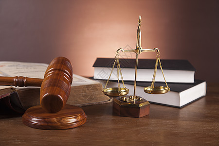带有大气光照的法律和司法主题犯罪起诉法官惩罚法庭木头棕色律师锤子权威背景图片