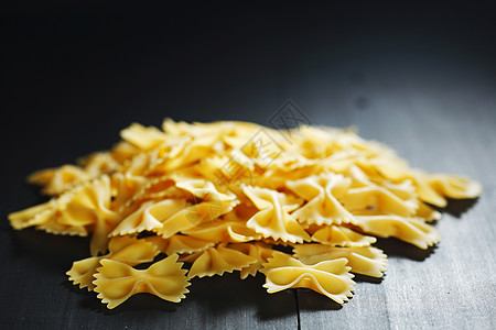 Farfalle  弓形面食黑色糕点团体食物水平丝带桌子烹饪黄色领带图片