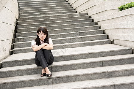 贫困女商务人士商业悲伤挫折楼梯女性工作商务人士城市建筑图片