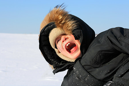 冬天的男孩天空童年牙齿快乐情感青少年阳光青春期男生男性图片