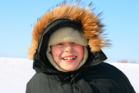 冬天的男孩喜悦微笑青少年男性青年童年兜帽天空男生快乐图片