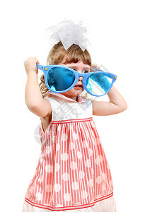 带大蓝眼镜的小女孩太阳镜卷发快乐风镜喜悦女性女孩乐趣工作室孩子图片