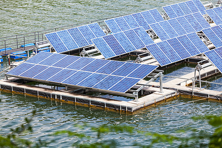 水上的太阳能电池板蓝色环境细胞电压技术加热浮力天空回收控制板图片