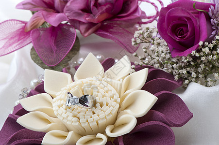 鲜花和结婚戒指联盟装饰浪漫热情礼物仪式水晶情感纪念日圆圈图片