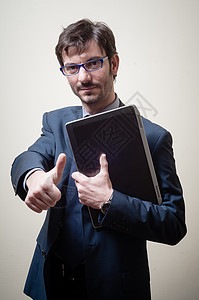 带笔记本的商务人士互联网公司生意人成功眼镜男性胡子管理人员电脑商业图片