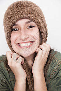 年轻女人带着棕帽子笑脸成功女士自由喜悦微笑手势青少年白色女性女孩图片