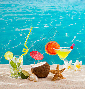 加勒比热带沙滩鸡尾酒装饰品果汁饮料地平线支撑花朵柠檬热带假期稻草图片