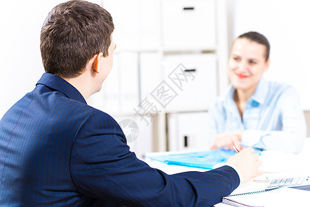 与同事交谈的商界人士生意人成人职业面试经理女士办公室蓝色简报椅子图片