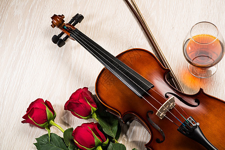 Violin 玫瑰 香槟杯和音乐书籍仪式周年细绳作品艺术小提琴玻璃花朵风格乐队图片