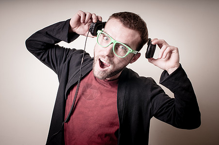 听音乐的时髦嬉皮士冒充音乐工作室金发女郎男人绿色胡须耳机眼镜图片