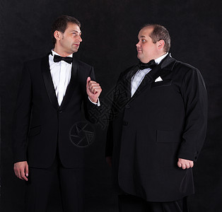 两位时髦的晚礼服商务人士奢华绅士黑色躯干纽扣正装领结套装人士服务员图片