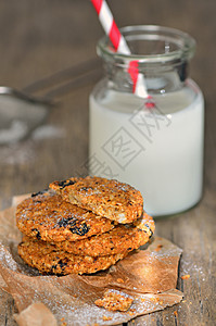 营养饼干和牛奶巧克力燕麦包子桌子团体生物面包工作室谷物纤维图片