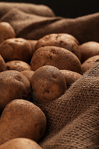 桌子上的土豆 没有比对的土豆亚麻生产团体蔬菜木头饮食食品阴影植物收成图片