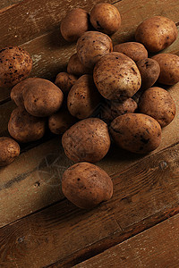 桌子上的土豆 没有比对的土豆团体饮食木头织物蔬菜麻布生产收成解雇厨房图片