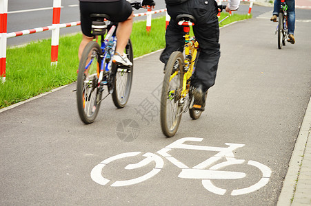 自行车路牌和自行车车手旅行石头速度运输红色运动路面交通信号活动图片