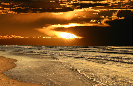 太阳穿透海滩图片