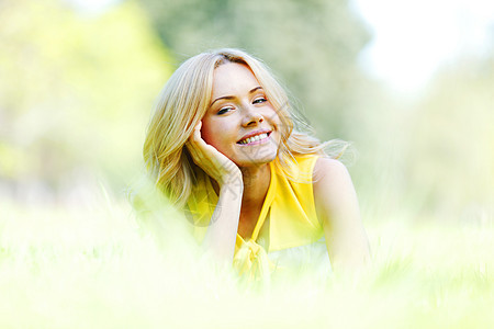 女人躺在草地上晴天微笑金发闲暇女性自由女孩幸福喜悦绿色图片