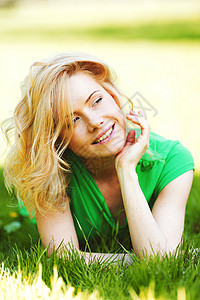 女人躺在草地上说谎喜悦幸福金发微笑快乐绿色成人女孩自由图片