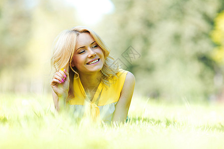女人躺在草地上公园女孩微笑自由晴天女性绿色幸福快乐闲暇图片