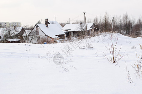 古老的木屋 屋顶上有许多雪花图片