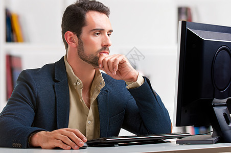 人看计算机监视器办公室键盘专注工人成人工作职场职业经理屏幕图片