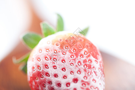 草莓特写用木勺冷冻的大红草莓 孤立在白色上生活甜点纹理宏观平衡小吃水果叶子浆果食物背景
