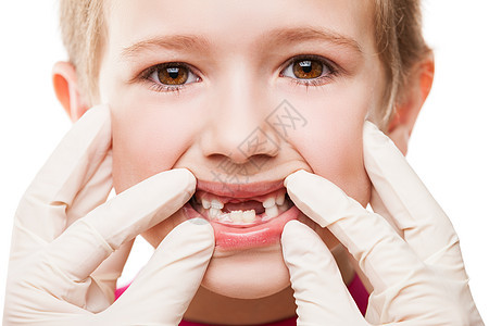 检查儿童牙齿的牙医图片