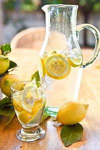 自制柠檬水/冰茶和新鲜柠檬图片