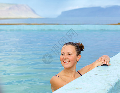 穿着泳衣的笑脸女人女孩水疗游泳吸引力治疗女性地热矿物微笑温水图片