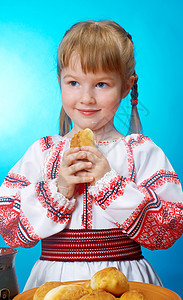 女孩吃自制派糊状桌子手工蛋糕美食糕点孩子馅饼白色乐趣图片
