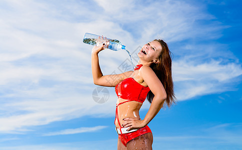 穿红色制服 带一瓶水的女运动员补水饮用水口渴自我观塑料瓶保湿水瓶塑料气泡纯净水图片