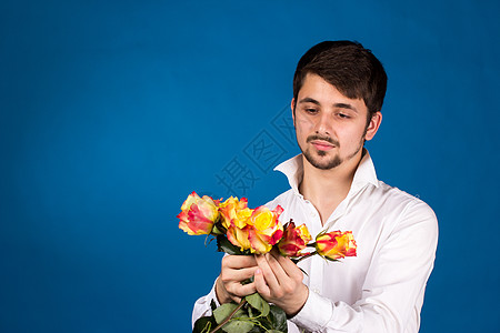 有红玫瑰花的男子假期生日幸福生日礼物庆典亲热露齿快乐笑脸惊喜背景图片