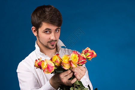 有红玫瑰花的男子男人男性惊喜周年礼物快乐幸福庆典纪念日亲热背景图片