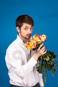 有红玫瑰花的男子男性表情男人衬衫周年幸福冒充快乐玫瑰笑脸背景图片