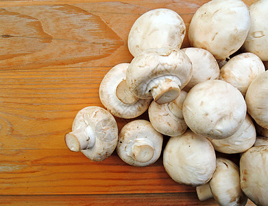 木板上的新鲜蘑菇食物营养烹饪蔬菜餐厅厨房香菜美食按钮收成图片