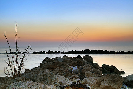 意大利亚得里亚海上空日出海岸线太阳光线景色太阳海景反思悬崖天空低潮岩石图片