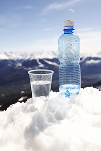 山区水矿物液体高山蓝色瓶子茶点塑料喷泉生活太阳图片