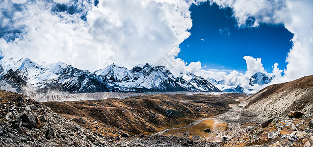 珠穆朗玛峰附近山峰和冰川的全景图片