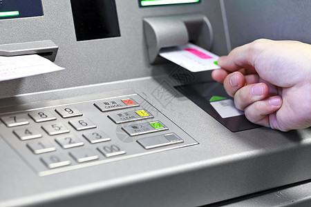 将自动取款机信用卡插入银行机器 以便收回图片