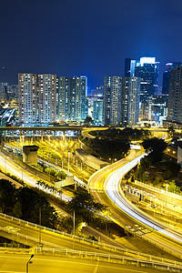 夜间城市办公楼和公路的办公室大楼和高速公路图片