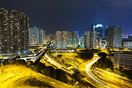 晚上在市中心的香港摩天大楼城市天空地标运动场景运输景观驾驶交通图片