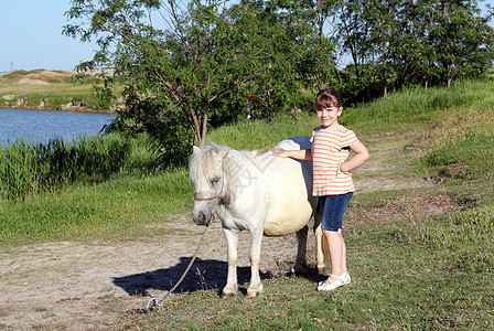 带着马匹宠物的小女孩图片