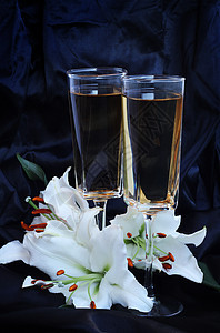 有葡萄的眼镜和有黑色丝绸的百花酒杯婚礼酒精百合奢华工作室宏观织物生日礼物图片