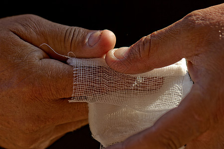 人体受伤时的白药绷带 手指保健身体疾病情况拇指宏观手腕考试疼痛纱布图片