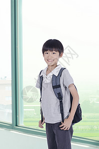快乐的学生回来一个背包 去上学图片