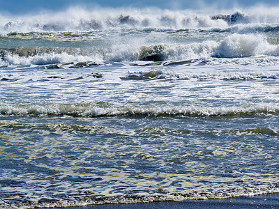 海滩背景的波浪冲破和滚动图片