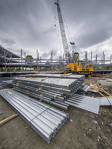 有起吊机和建筑物的建筑工地办公室建造两极脚手架对角线格子木板网络起重机公寓图片