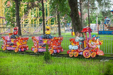 两个时装可爱的小妹妹 骑在儿童列车上图片