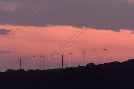 日落时运行的风车图片